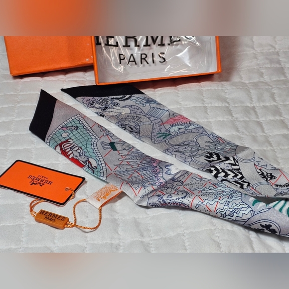 Hermès Pink And White Silk Twilly Scarf NWT And Box - Picture 8 of 10